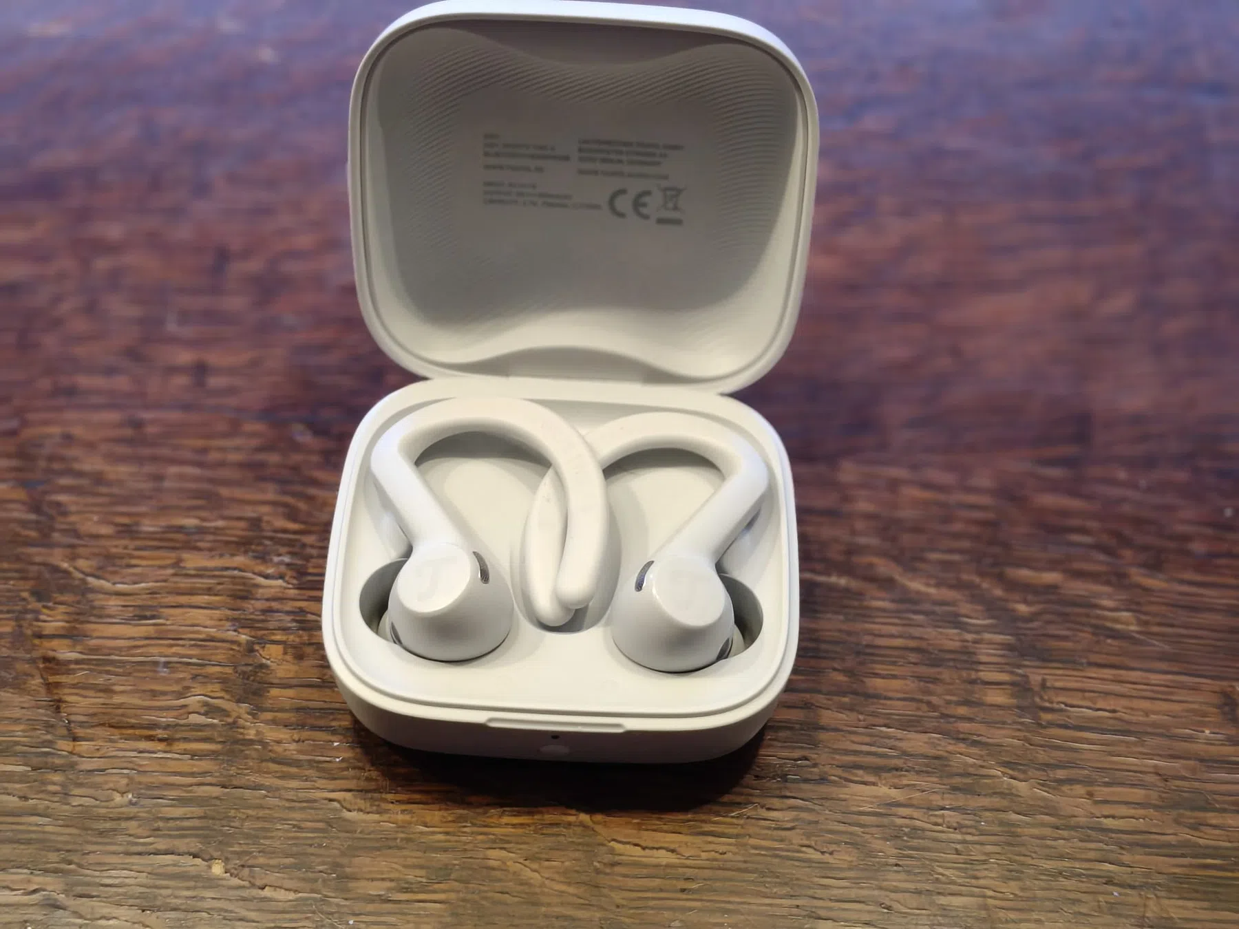 De oplaadcase is aan de grote kant, vooral qua hoogte is hij flink gebouwd